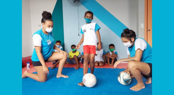 Jogadora e auxiliar dão aulas de Futsal para meninos e meninas no Bairro Educador