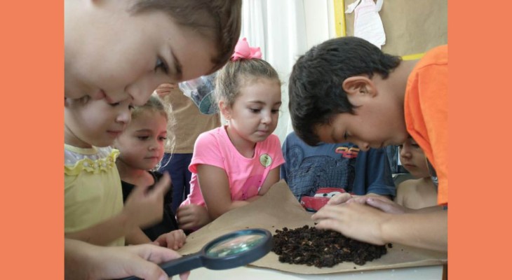 ESTUDANTES DA REDE MUNICIPAL DE ENSINO CONSTROEM MINHOCÁRIOS NA SALA DE AULA