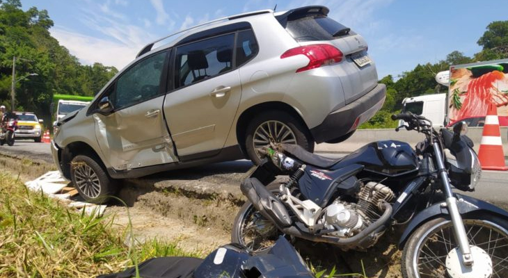 Colisão entre carro e motos provoca filas na SC-401, em Florianópolis