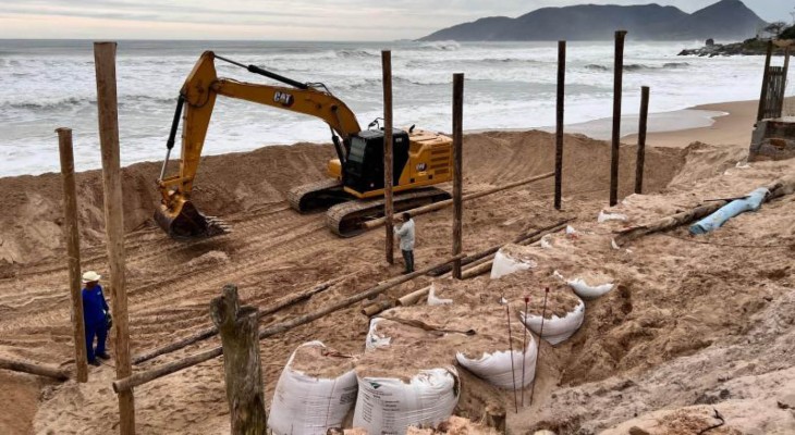 Iniciado o assentamento das estacas da paliçada do Morro das Pedras