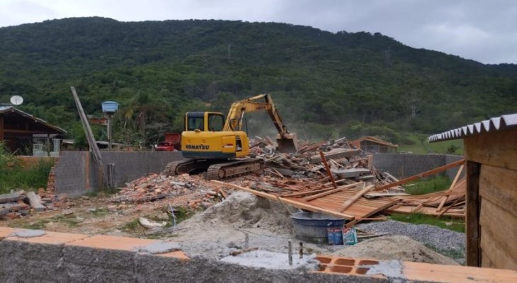 Prefeitura realiza demolição de duas casas e um prédio em construção irregular